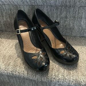 *Clarks Ladies Black Patent Leather Court Shoes Size 7.5 (40’s 50’s Vibe) UK 5.5